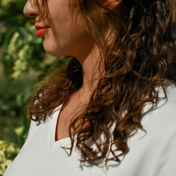 ISTINE I ZABLUDE O PRIRODNIM BOJAMA ZA KOSU, NJEGA KOSE I VLASIŠTA UZ TEHNIKE SAMOMASAŽE I OPUŠTANJA MIŠIĆA GLAVE